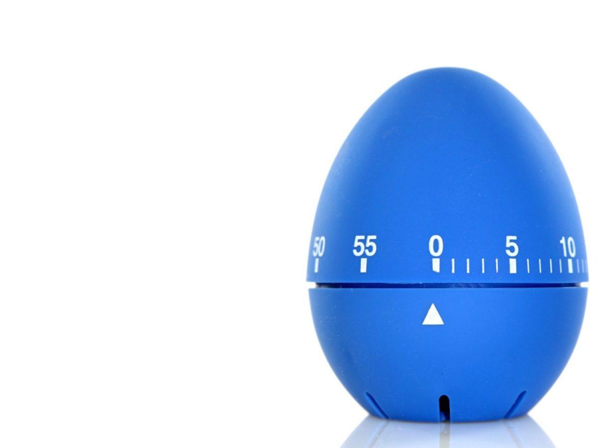 Blue egg-shaped kitchen timer with time markers